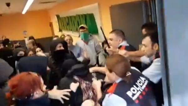 Los Mossos desalojan un piquete de un Mercadona en Barcelona Los Mossos desalojan un piquete de un Mercadona en Barcelona