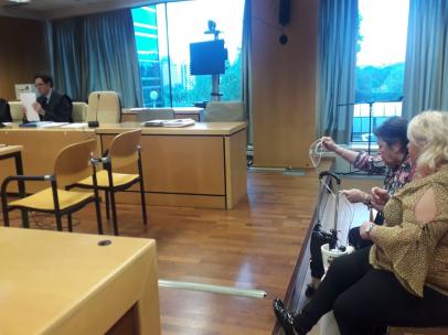 Imagen de la sala de la Audiencia Provincial de Madrid en el que se celebra el segundo juicio sobre un caso de 'bebés robados', con la denunciante Adelina Ibáñez entre el público.