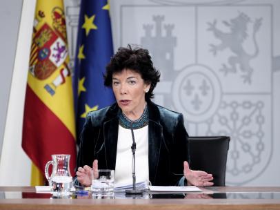 La ministra Portavoz del Gobierno, Isabel Celáa, comparece ante los medios de comunicación tras la reunión del Consejo de Ministros en Moncloa, en Madrid (España), a 18 de octubre de 2019.