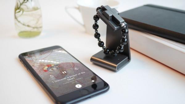 Así es la eRosary, la pulsera inteligente creada por el Vaticano que se activa al santiguarse para rezar el rosario