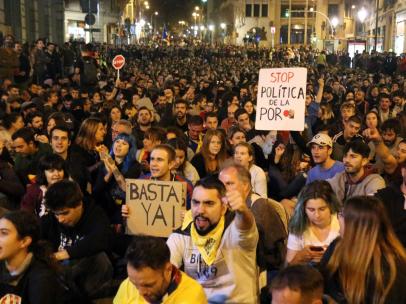 Sentada ante la Jefatura de Policía de Barcelona.