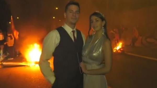Los CDR vitorean a una pareja de recién casados